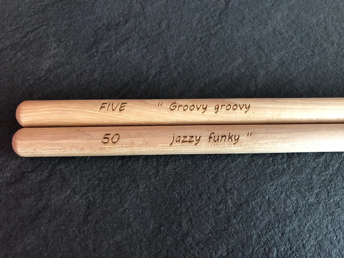 Gravure sur instrument de musique (baguette de batterie)