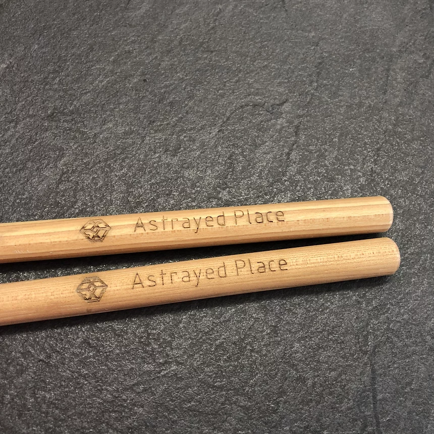 Gravure sur instrument de musique (baguette de batterie)