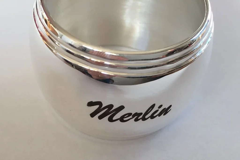 Gravure sur rond de serviette en métal