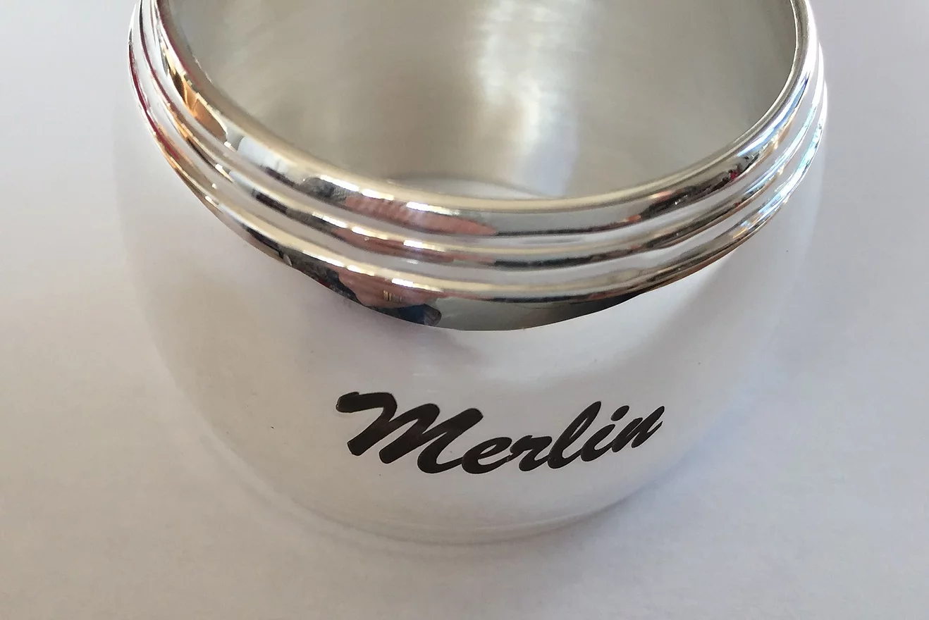 Gravure sur rond de serviette en métal