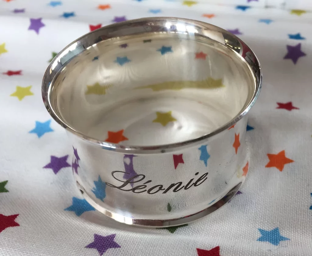 Gravure sur rond de serviette en métal