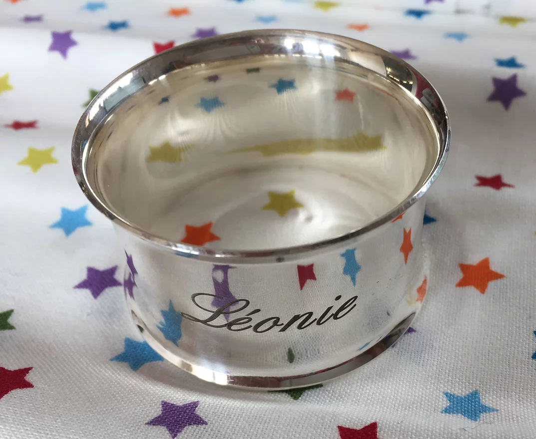 Gravure sur rond de serviette en métal