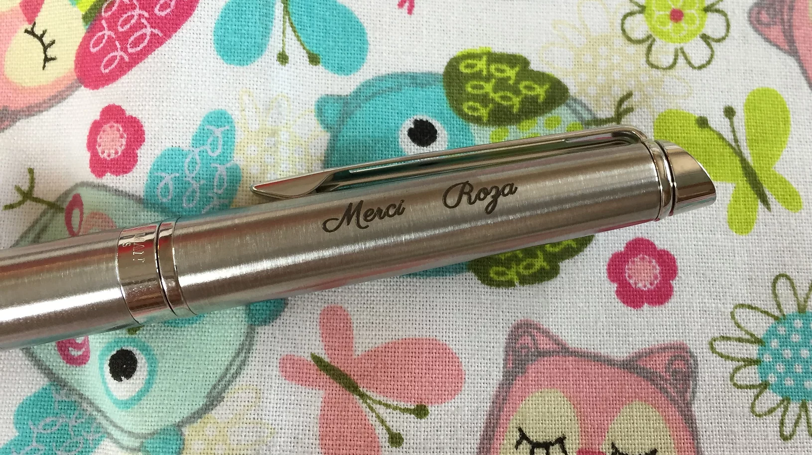 Gravure sur stylo en métal