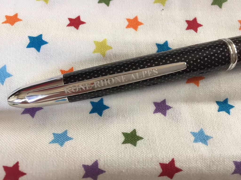 Gravure sur stylo en métal