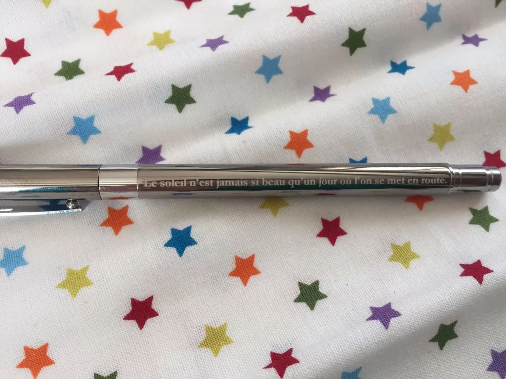 Gravure sur stylo en métal