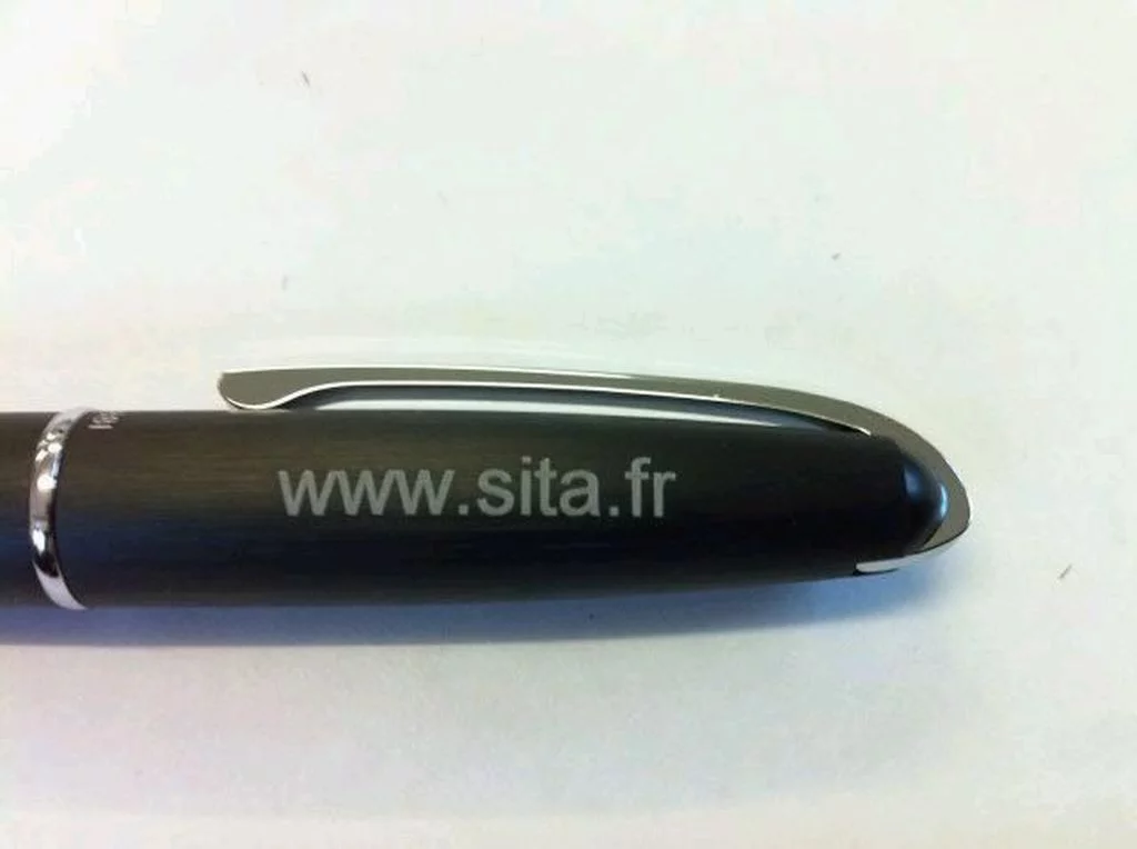 Gravure sur stylo en métal