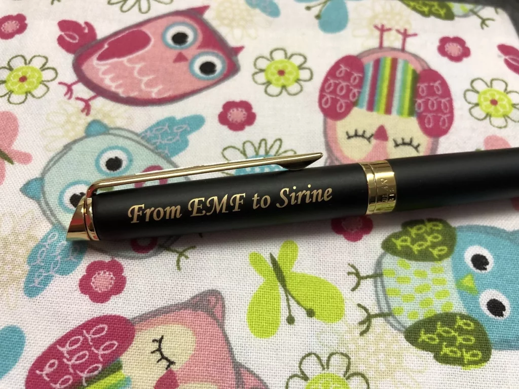 Gravure sur stylo en métal