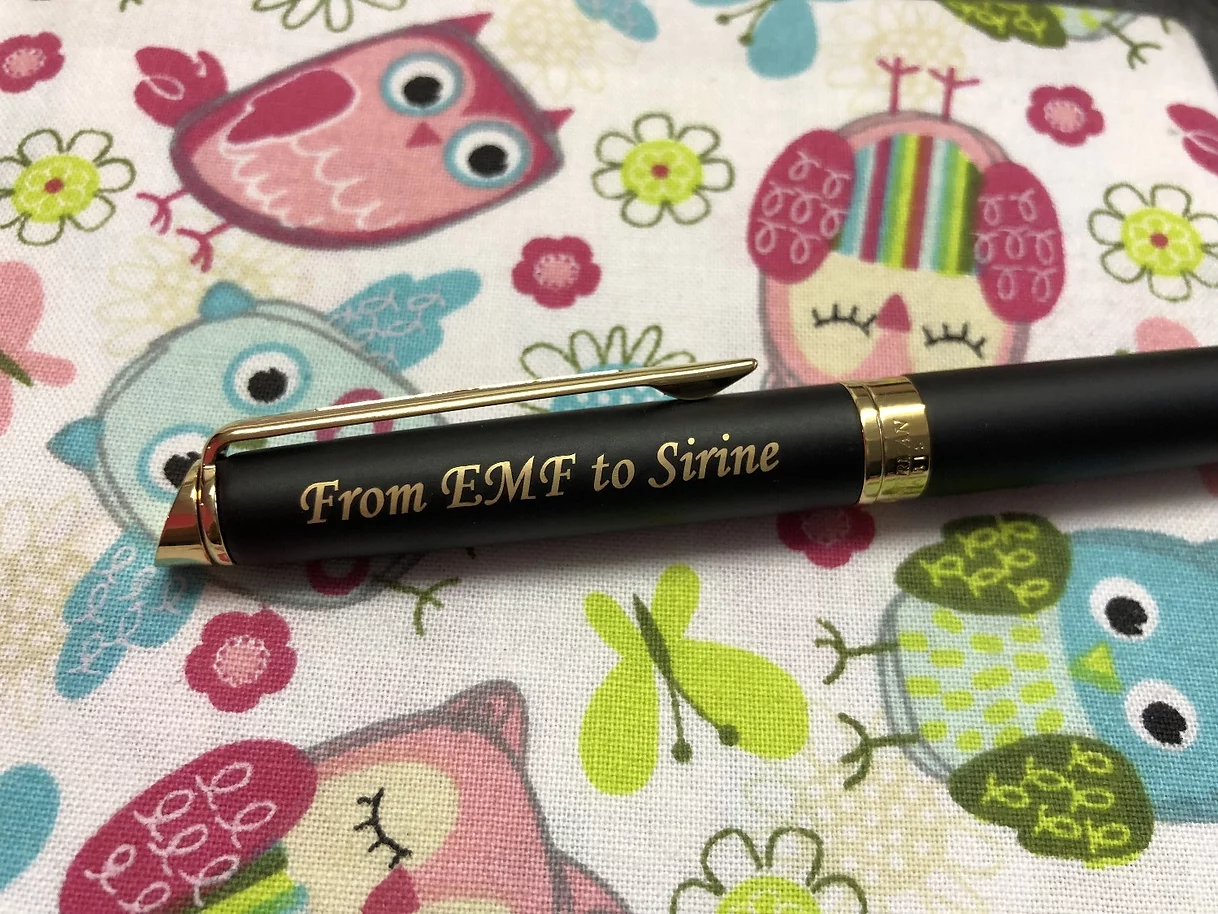 Gravure sur stylo en métal
