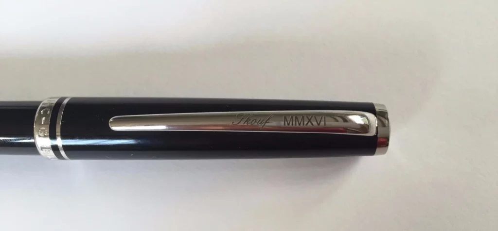 Gravure sur stylo en métal
