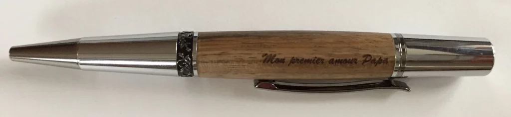 Gravure sur stylo en bois