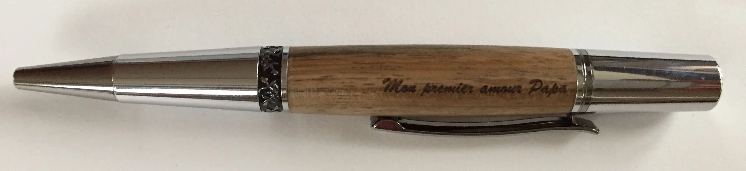 Gravure sur stylo en bois