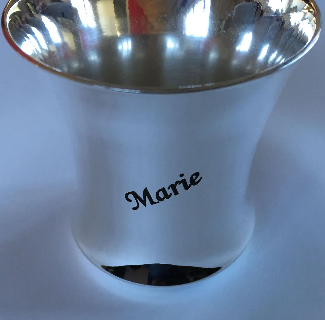 Gravure sur timbale métal