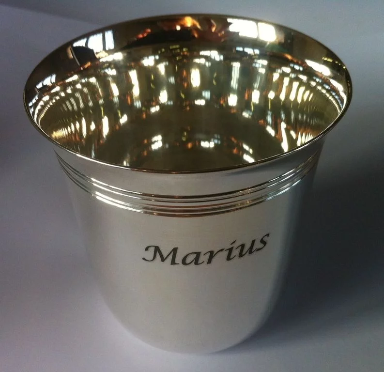 Gravure sur timbale métal
