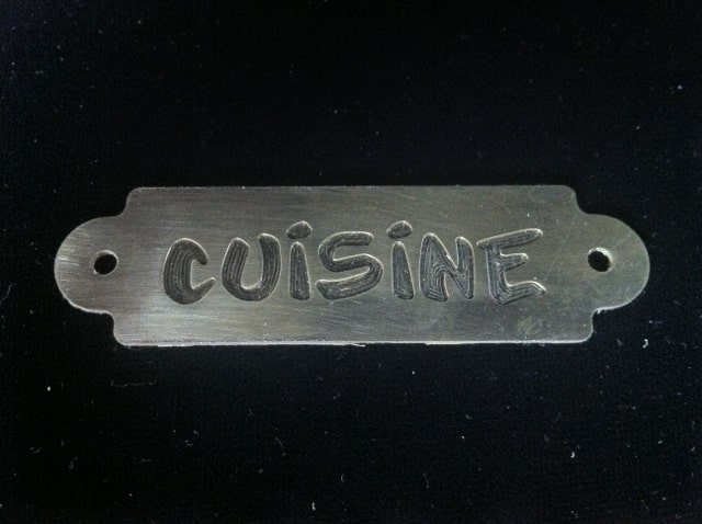 Unisage de plaque de porte