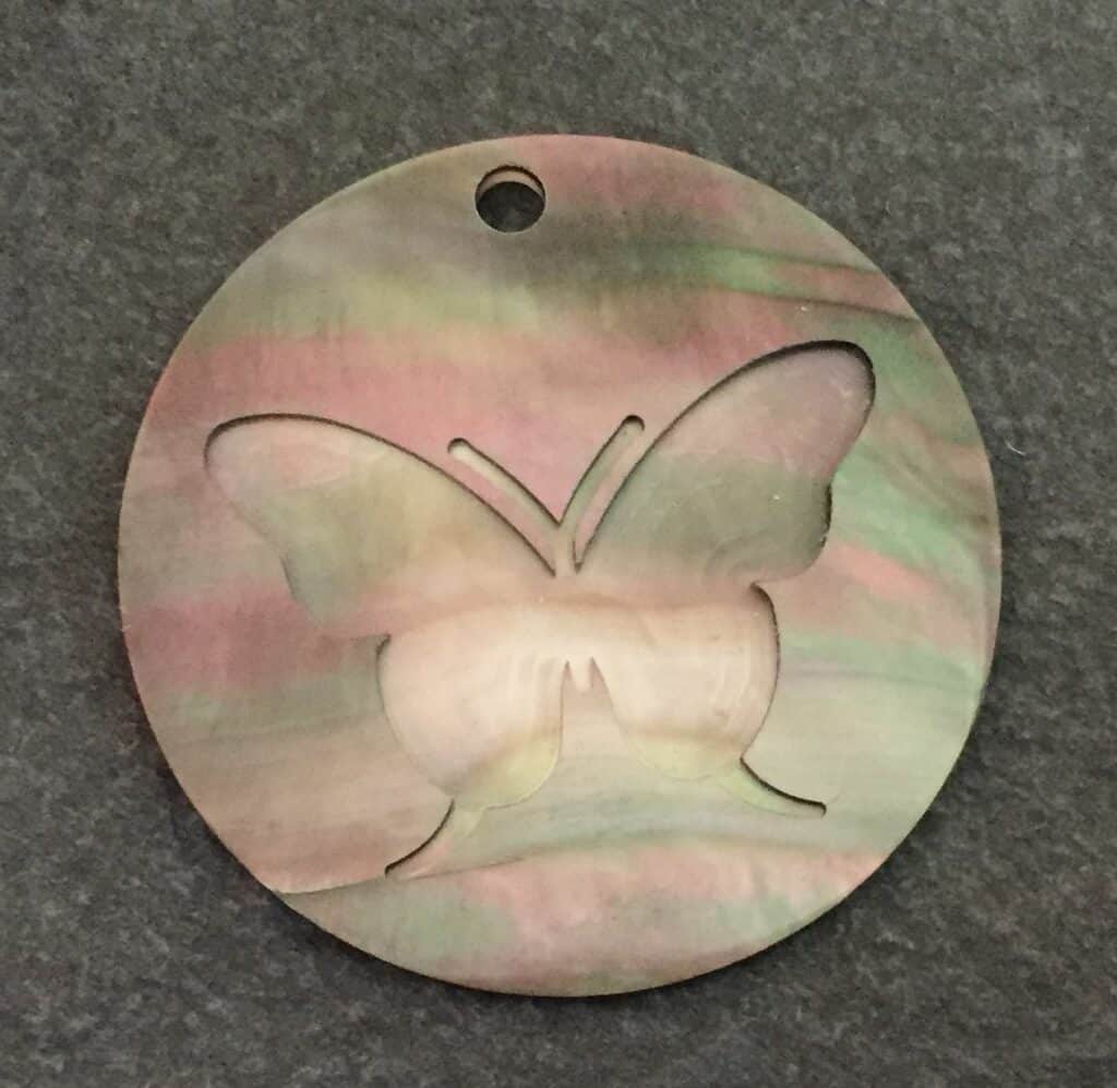 Usinage sur pendentif en nacre