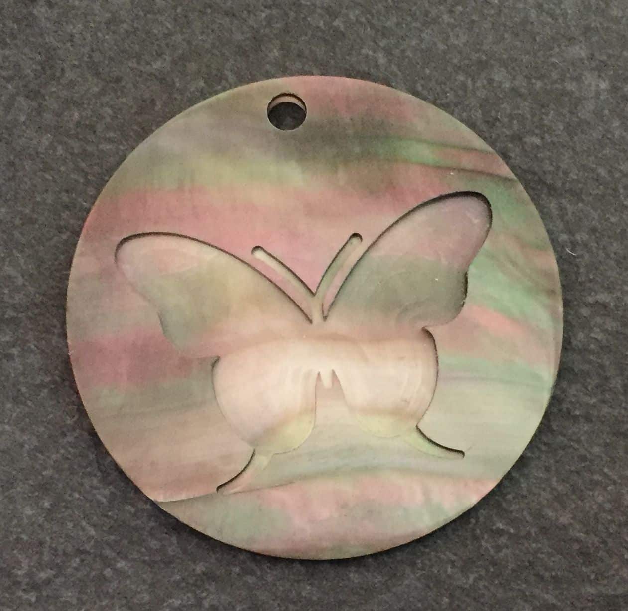 Usinage sur pendentif en nacre