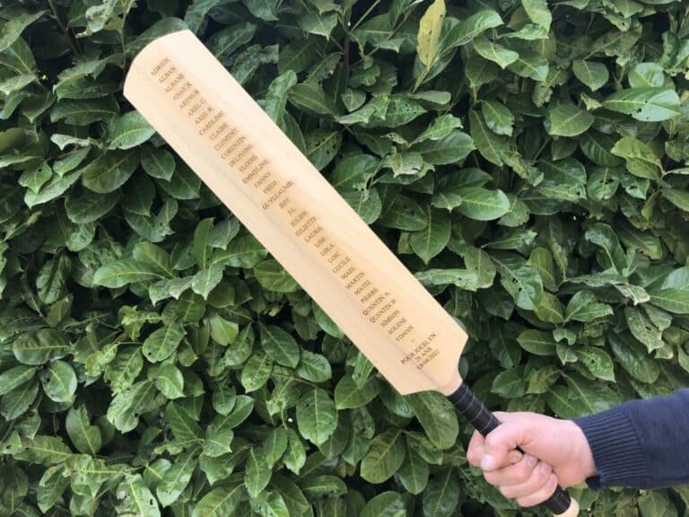 Gravure sur batte de baseball en bois