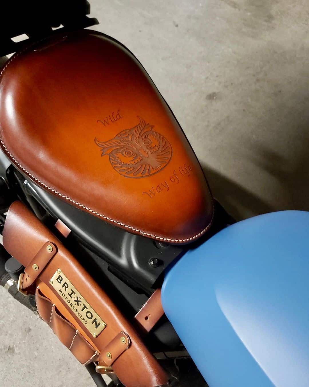 Gravure sur selle de moto en cuir