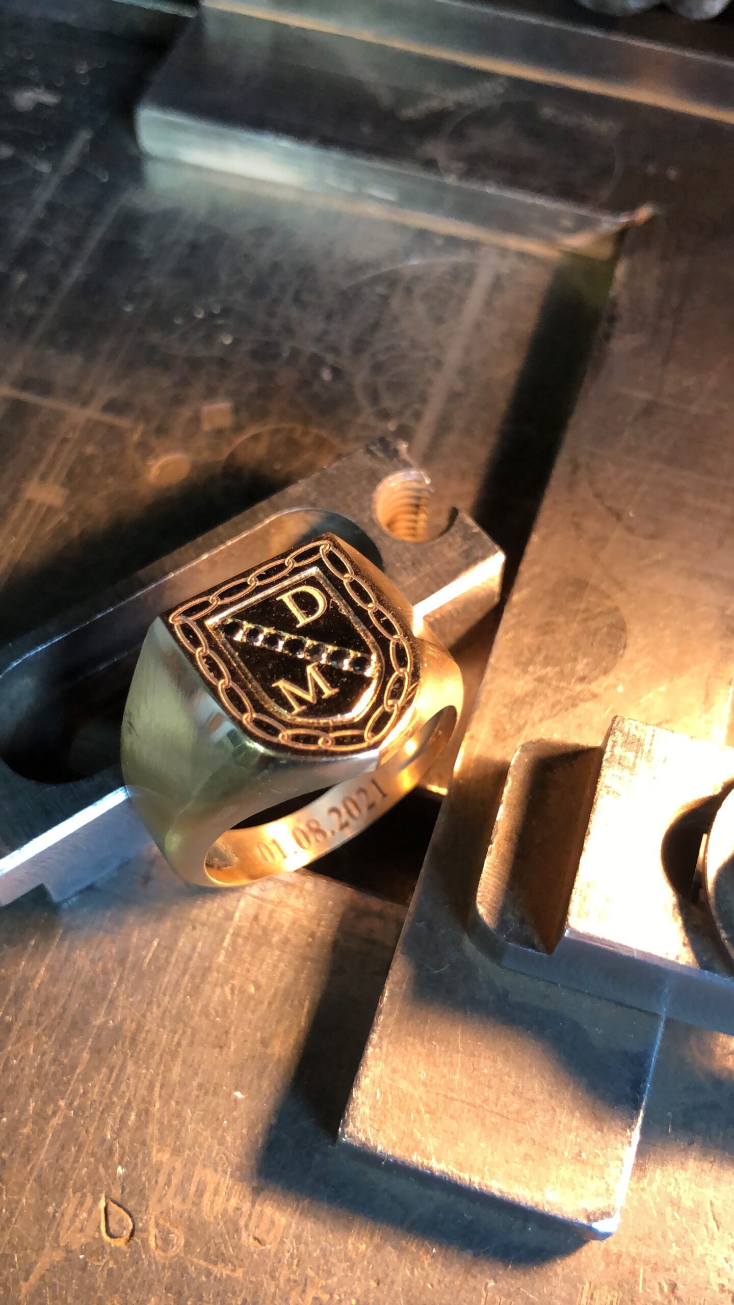Gravure profonde de blason sur chevalière