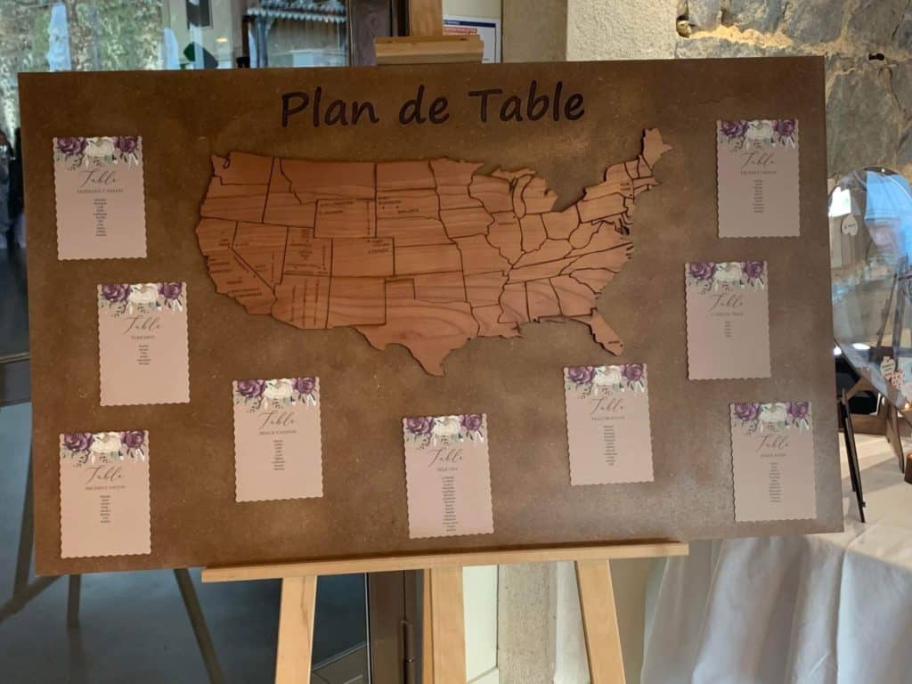 Découpe et gravure de panneau en bois pour mariage