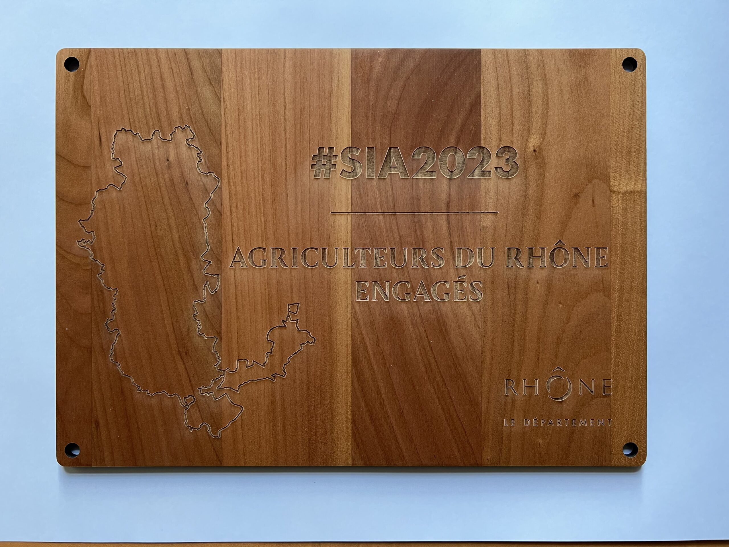 Découpe de planche en bois pour le salon de l'agriculture