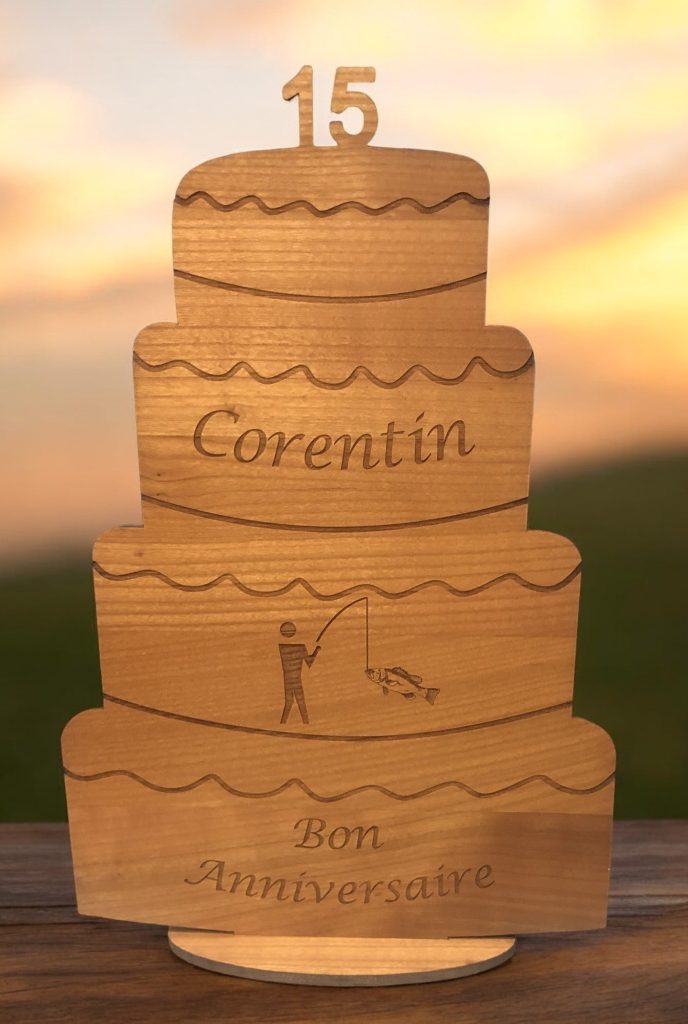 Découpe et gravure de trophée en bois