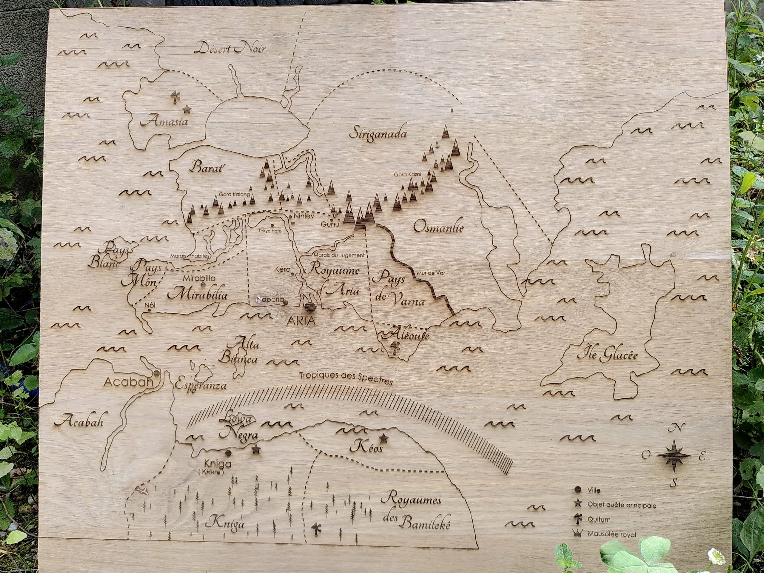 Découpe et gravure de carte sur bois