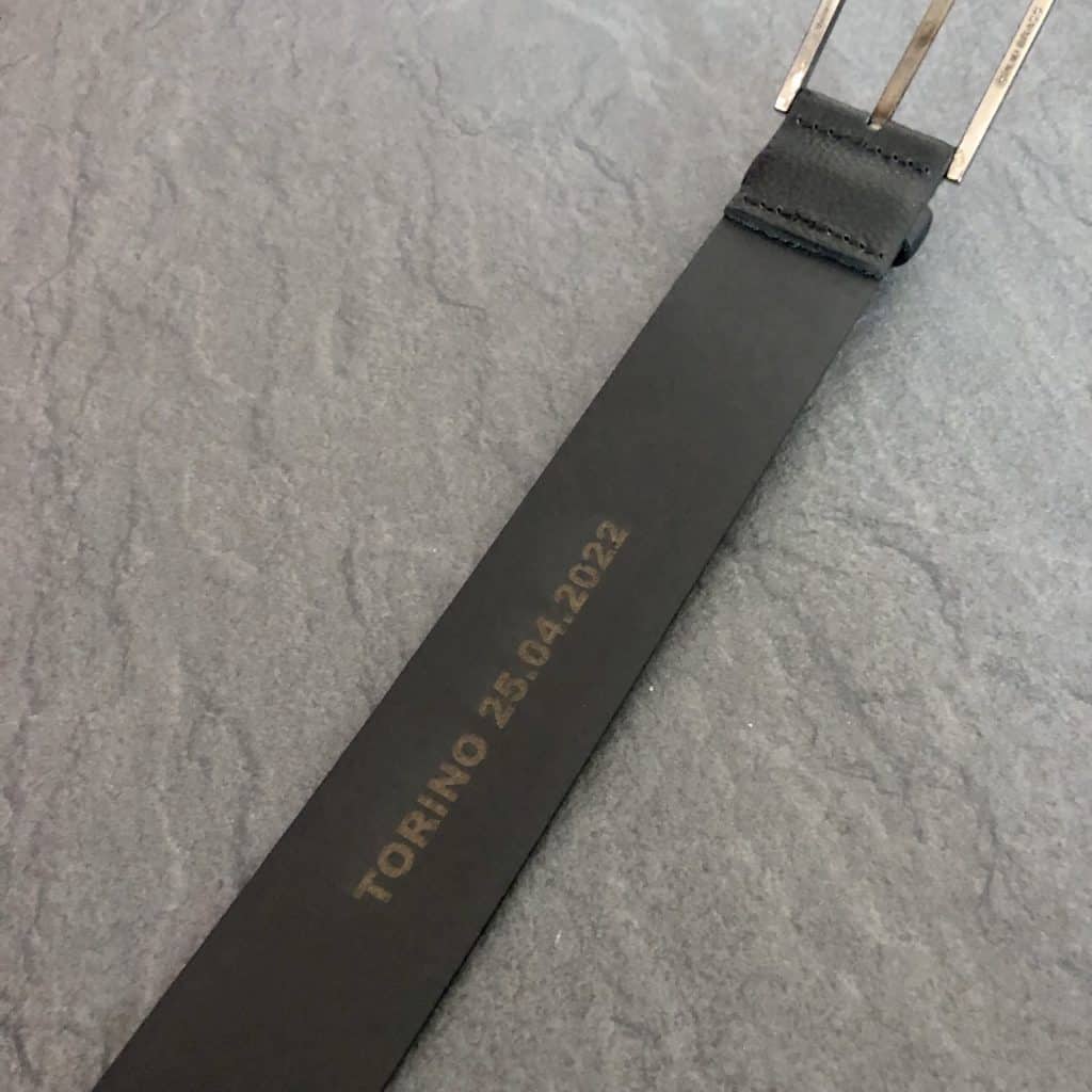 Gravure sur ceinture en cuir