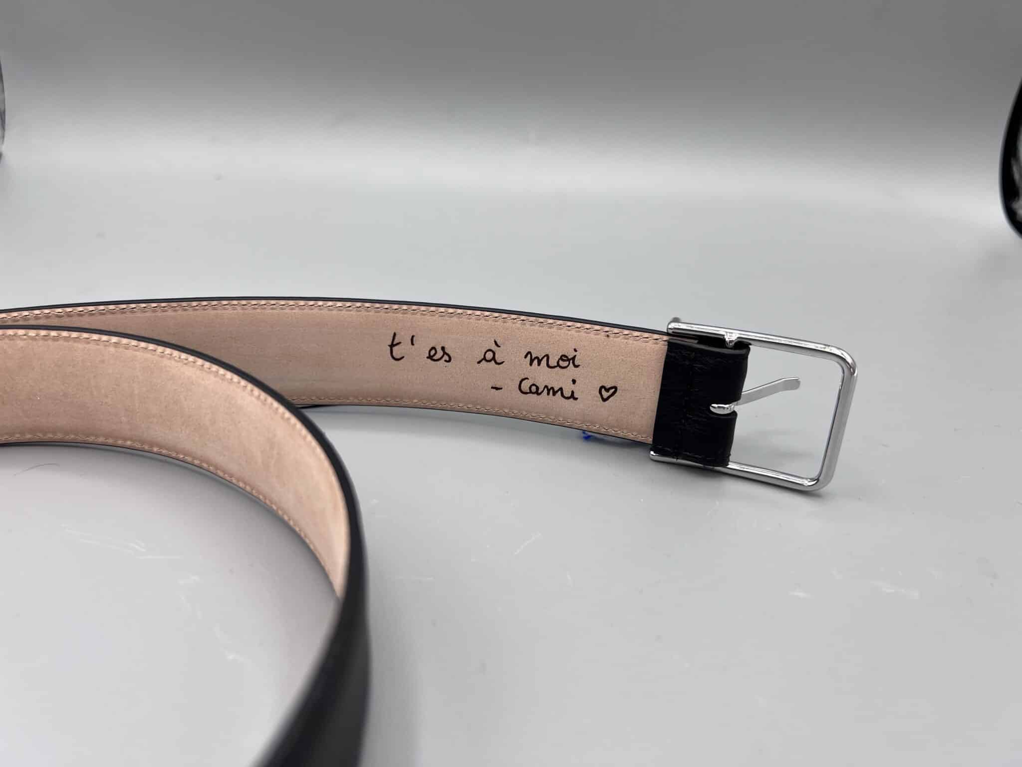 Gravure sur ceinture en cuir
