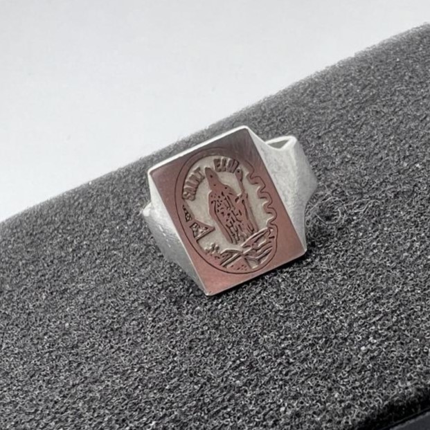 Gravure profonde de blason sur chevalière