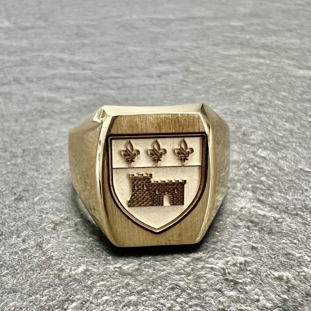 Gravure profonde de blason sur chevalière