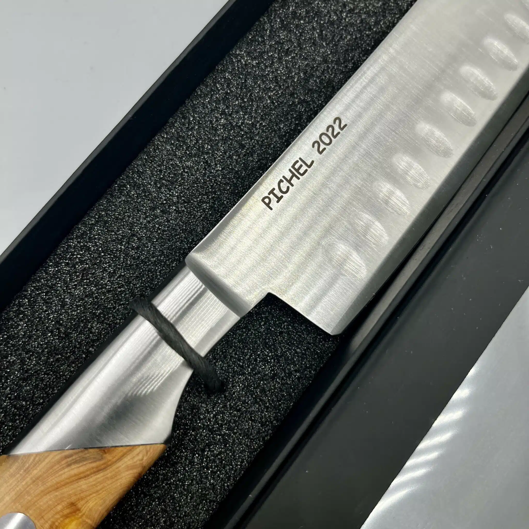 Gravure sur lame de couteau en métal