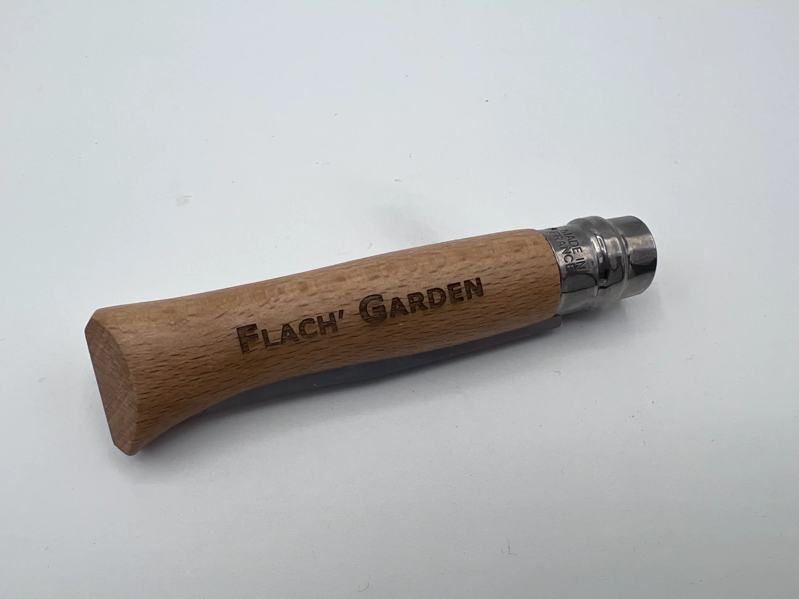 Gravure sur manche en bois de couteau