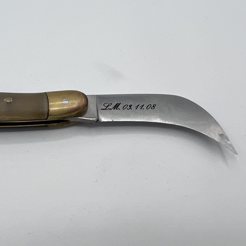 Gravure sur lame de couteau en métal