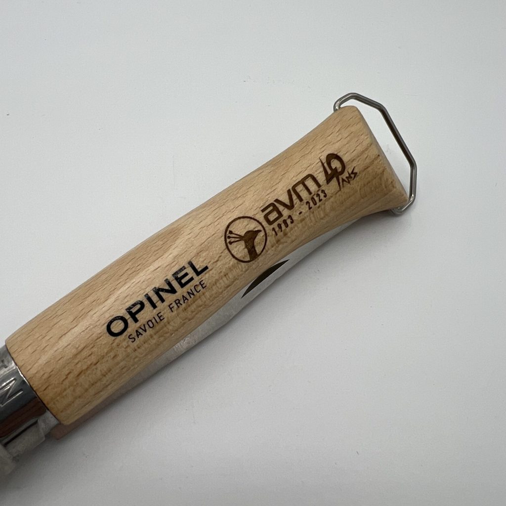 Gravure sur manche en bois de couteau