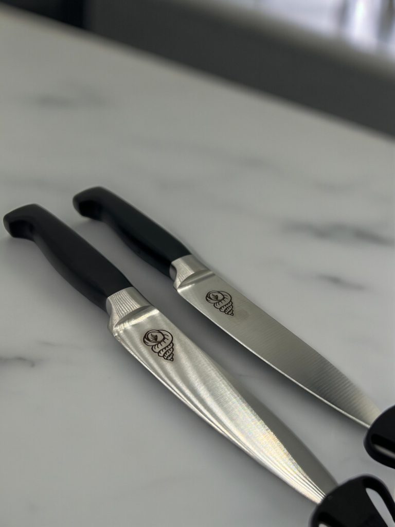 Gravure sur lame de couteau en métal