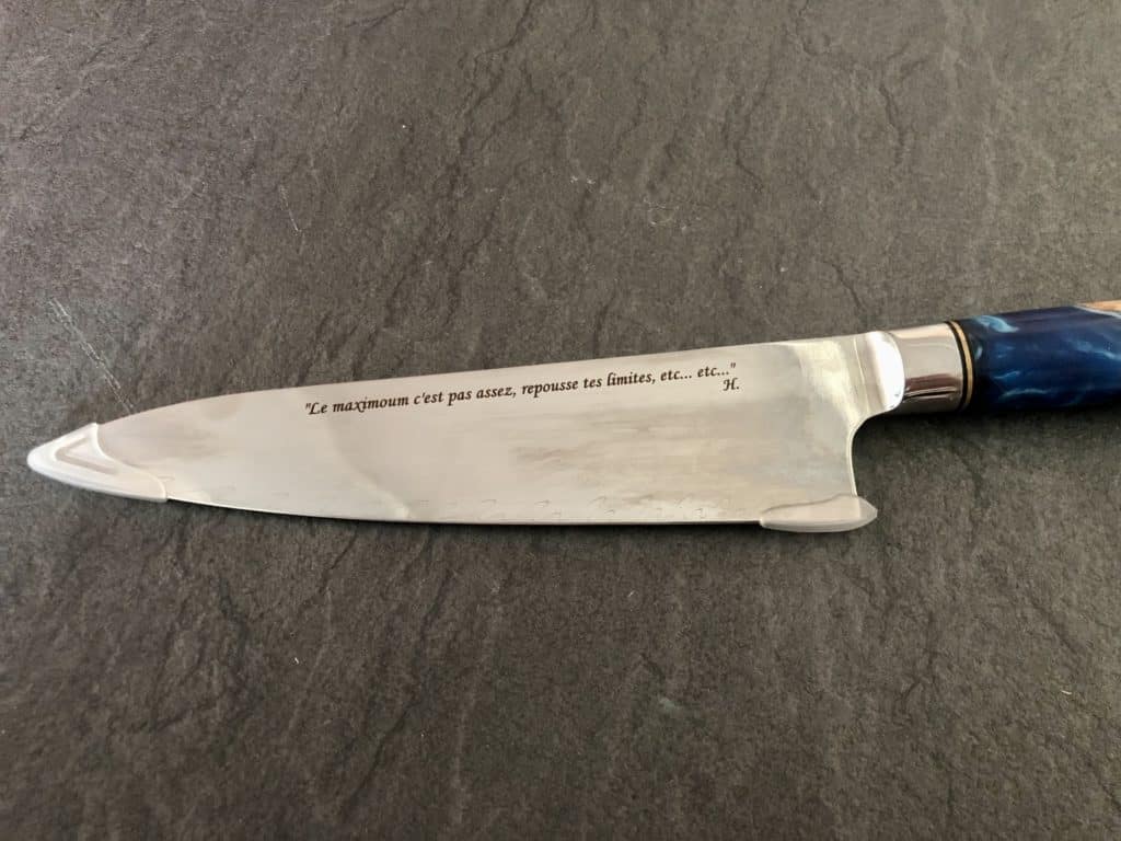Gravure sur lame de couteau en métal