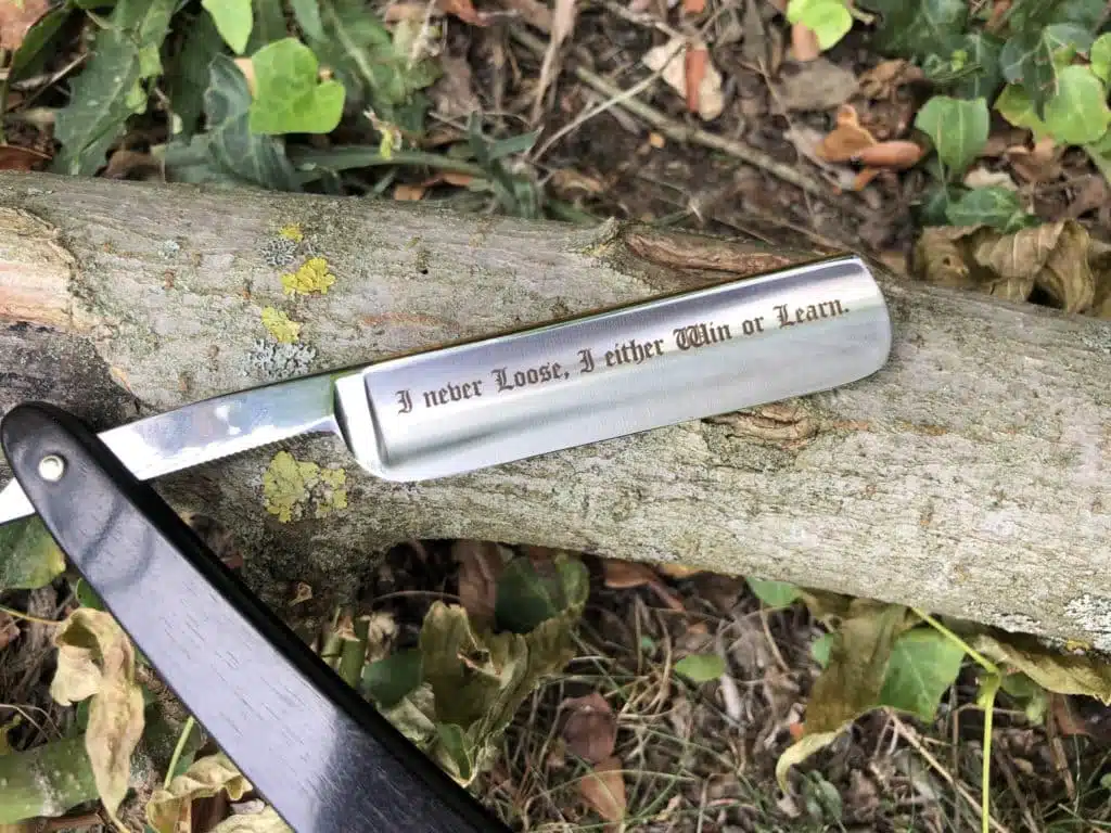 Gravure sur lame de couteau en métal