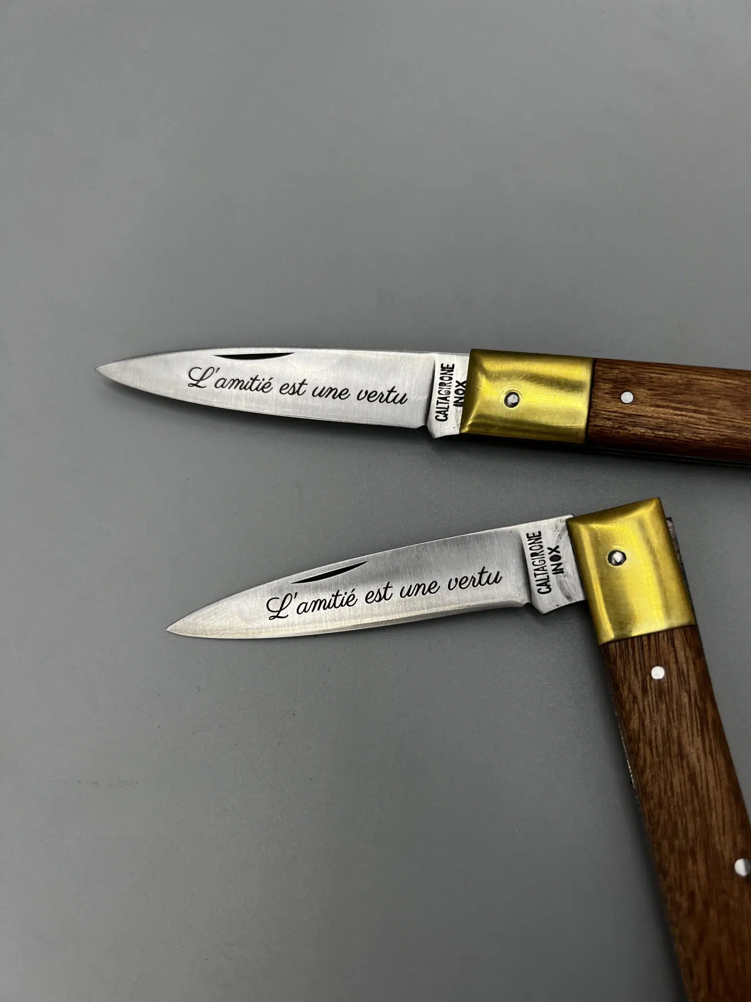 Gravure sur lame de couteau en métal