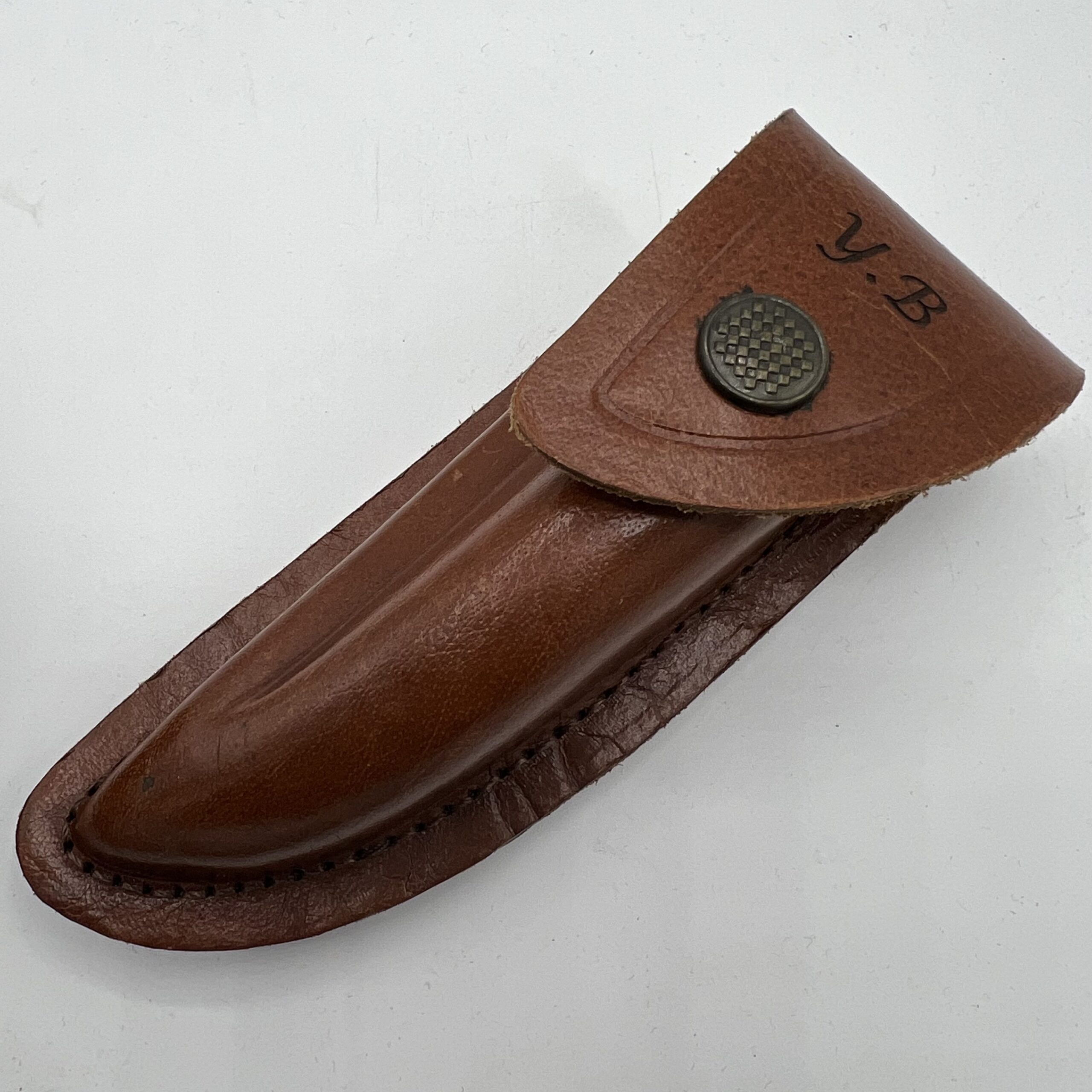 Gravure sur étui de couteau en cuir