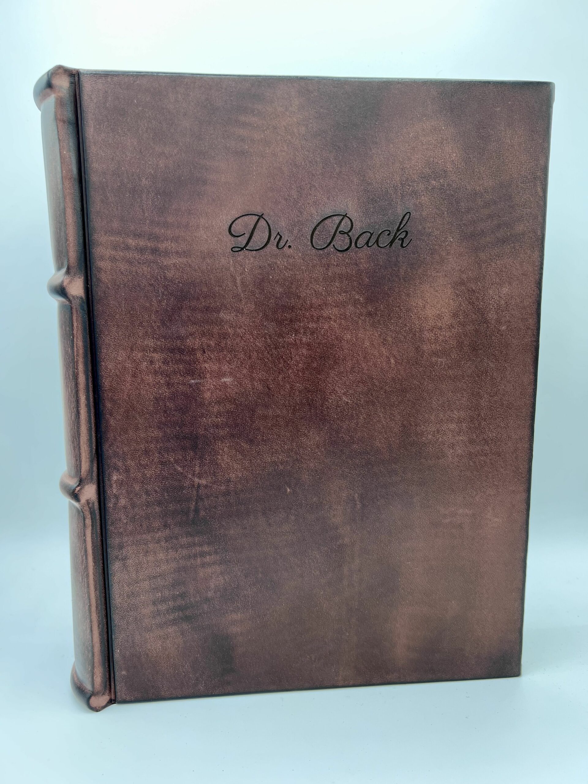 Gravure sur livre en cuir