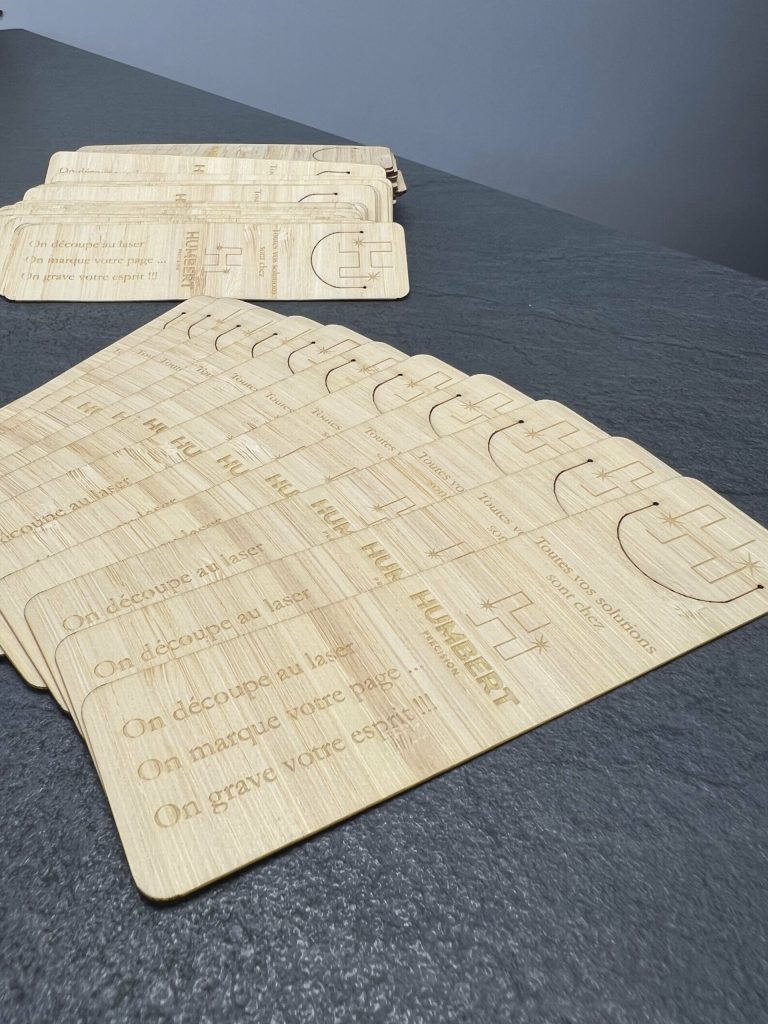 Gravure sur marque page en bois