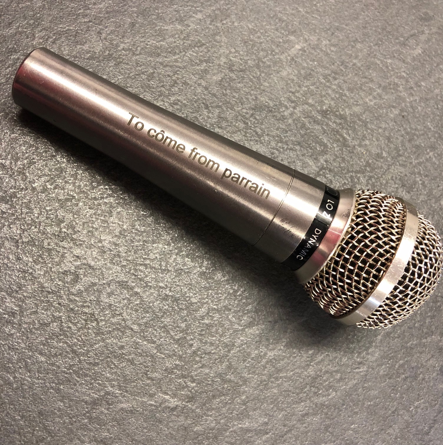Gravure sur instrument de musique (micro)