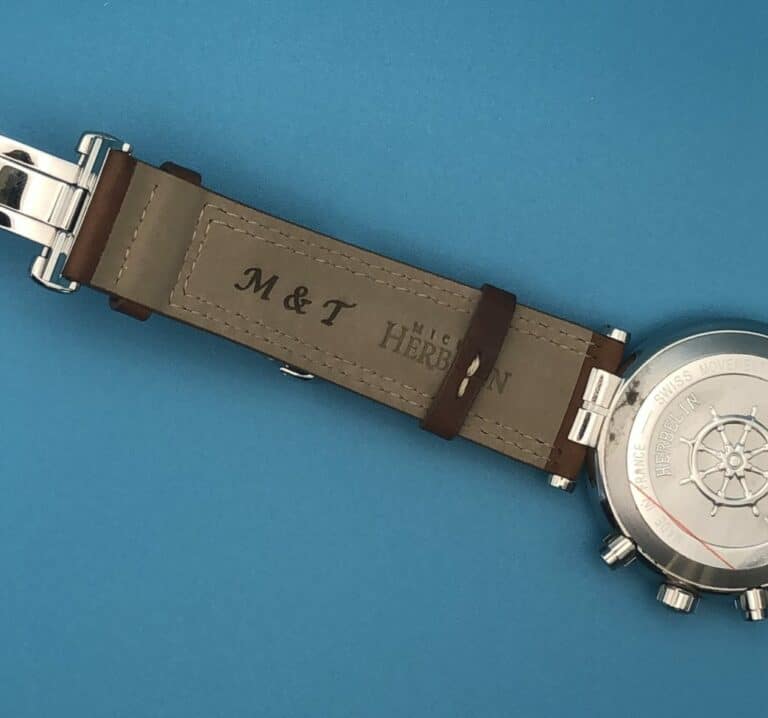 Gravure sur bracelet de montre en cuir