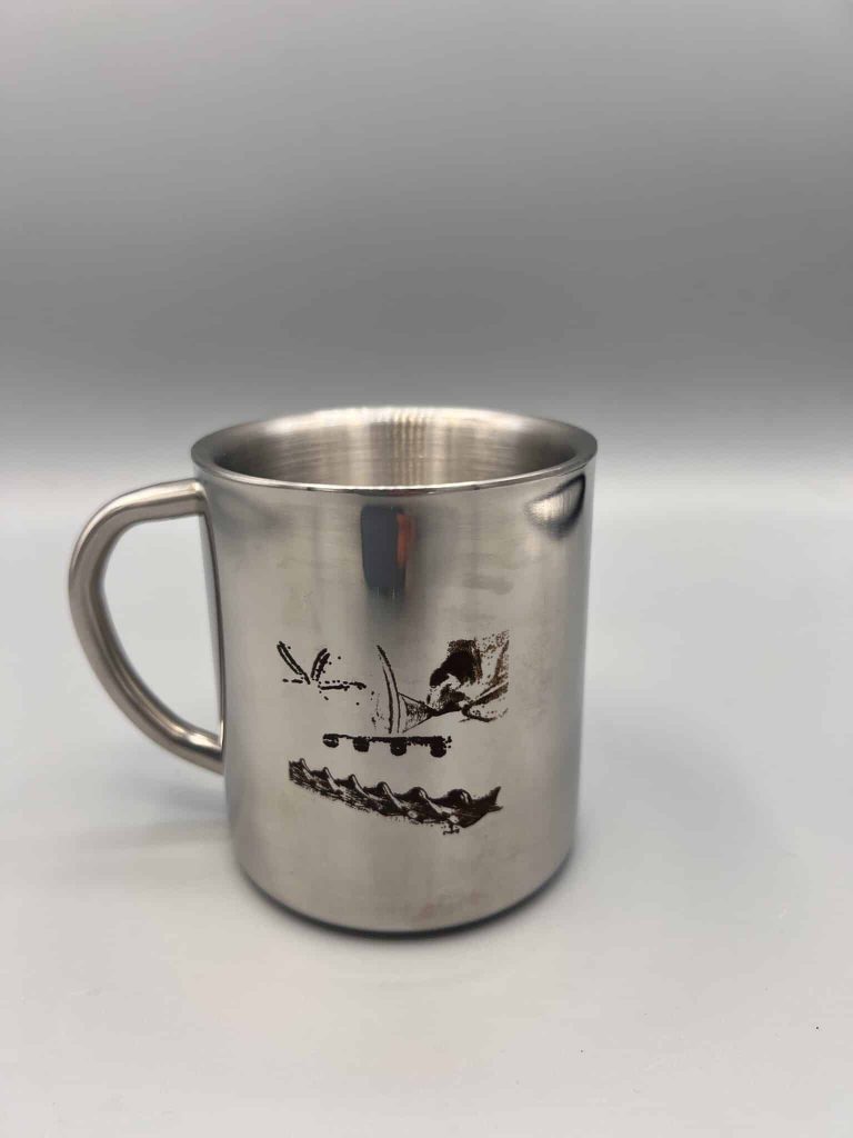 Gravure sur mug en métal