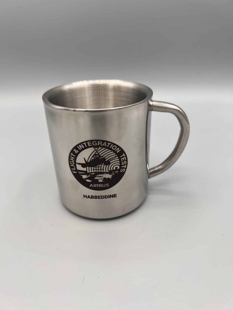 Gravure sur mug en métal