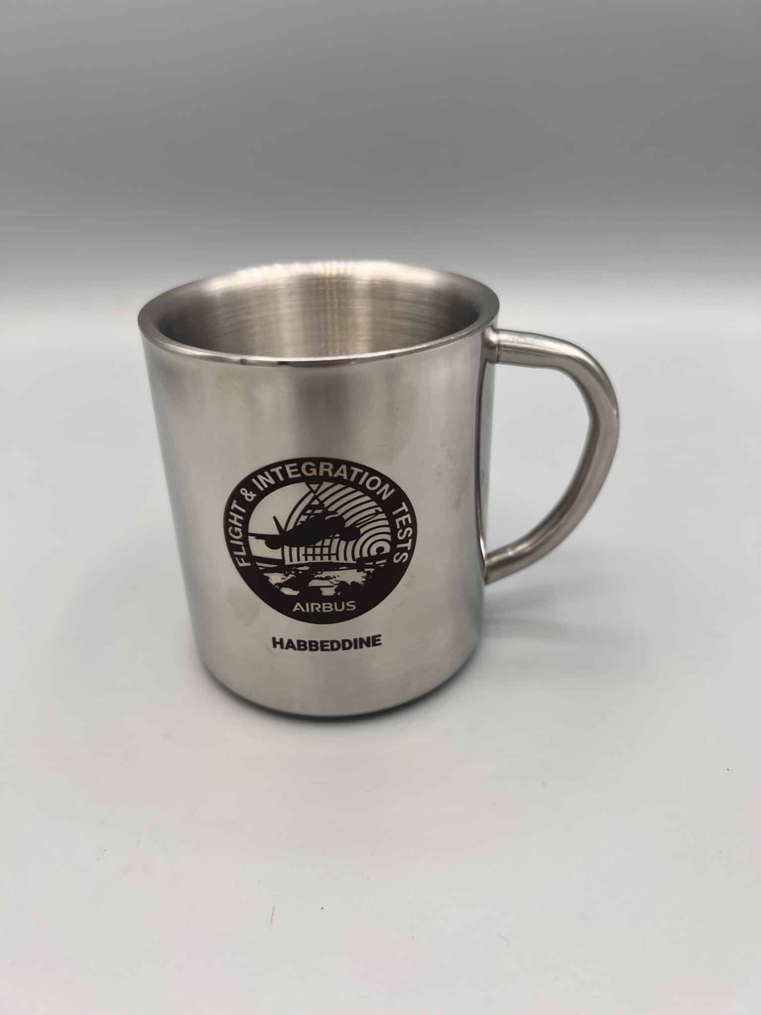 Gravure sur mug en métal