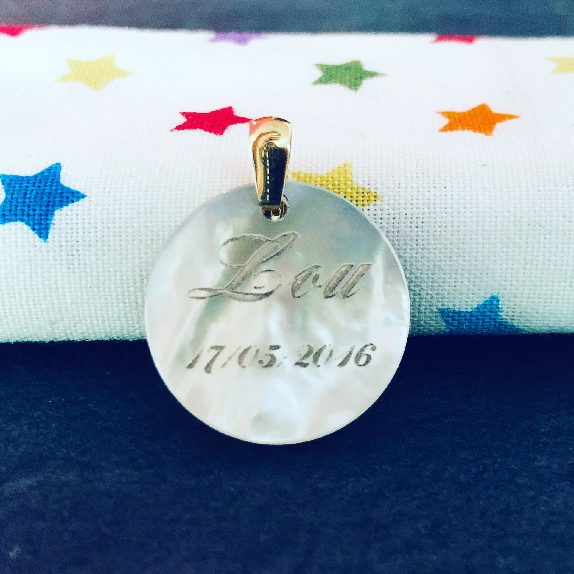 Gravure sur pendentif en nacre