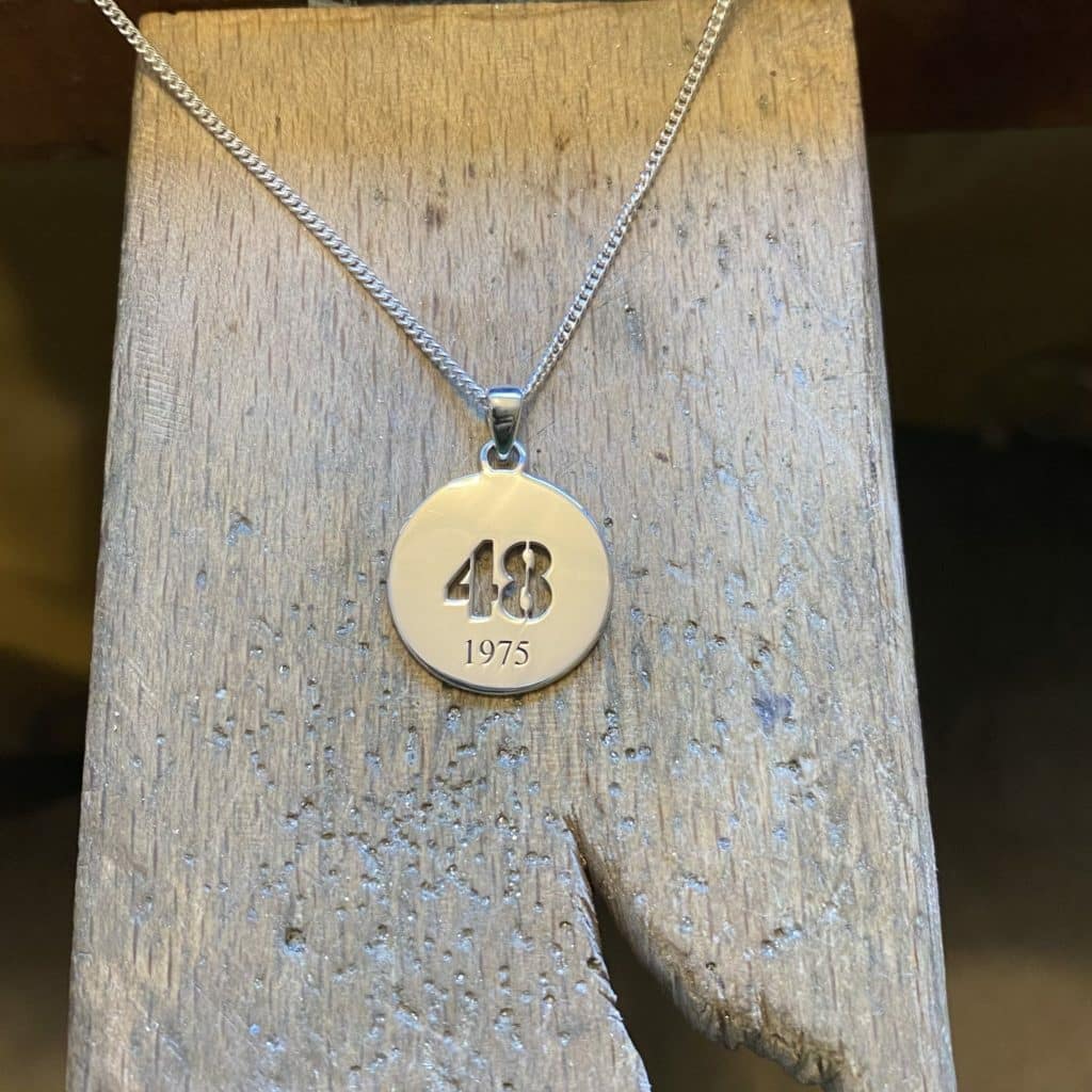 Découpe d'un pendentif en métal