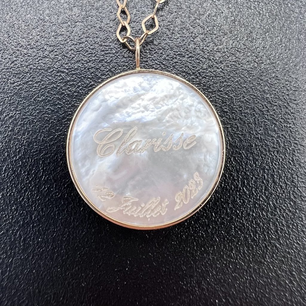Gravure sur pendentif en nacre